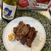 可能是顯示的文字是「 a staub staub LEPETIT LE PETIT COC COCHONT C p 00 愛 ς aas 」的圖像