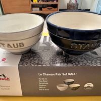 可能是顯示的文字是「 150 ST TAUB AUB Ceran by Staub eikda Mlprte ッ1 Ser staub enFronN Le Chawan Pair Set (M&L) Ceramique by Staub Bol de riz Rice RiceBow Bowl Reisschale Rijstkom Skäl Bol de e arroz SYAUA HAND FINISHED 」的圖像