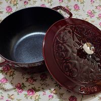 可能是顯示的文字是「 STAUB 」的圖像