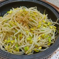 可能是麵、拉麵、炒麵和顯示的文字是「 Follow yourDrea ollowyourDrea Drea Drea your лaBenepe 」的圖像