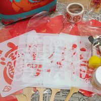 可能是蕾絲和文字的圖像