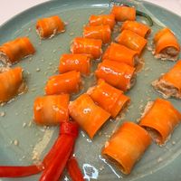 可能是壽司和煙燻鮭魚的圖像
