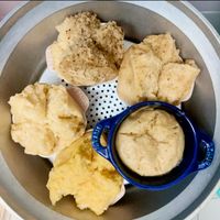 可能是英式瑪芬、肉餡餅和舒芙蕾的圖像