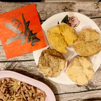 可能是炒麵和顯示的文字是「 STAUB 」的圖像
