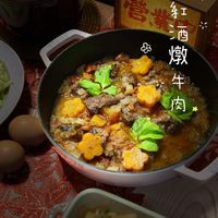可能是燉小牛膝、豆腐、火鍋和顯示的文字是「 STAUB STAUE 紅 酒 燉 牛 肉。 肉」的圖像
