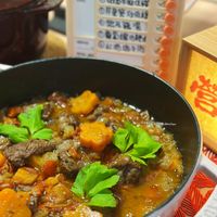 可能是香菇、火鍋、豆腐、燉小牛膝和文字的圖像