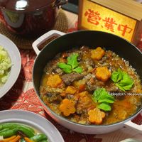 可能是豆腐、燉小牛膝、火鍋和顯示的文字是「灣業中 Rebecca's Rebecca'sHedonism Hedonism 220U PN EntLs 」的圖像