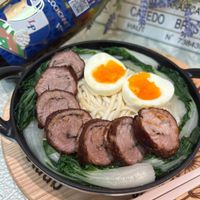 可能是‎拉麵、炒麵、蛋黃和‎顯示的文字是「 ‎ة 抽大獎 憑時 台灣加油 PETIT タ 4 COCHON Lp HAйT A CASEDO BARTS N 73843‎ 」‎‎ 的圖像