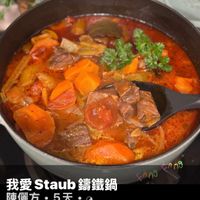 可能是火鍋、燉小牛膝和顯示的文字是「 -0n9 我愛Staub蠕鐵鍋 Staub 錦鐵鍋 我愛 陳僱方・ 陳僱方•5天· •5天· 5天 燉煮到軟嫩的牛條非常美味」的圖像