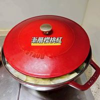 可能是顯示的文字是「漸層櫻桃紅 STAUB 」的圖像