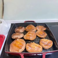 可能是半圓形餡餅和肉桂捲的圖像
