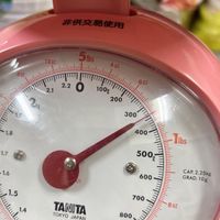 可能是量尺和顯示的文字是「 02 2.1 2 kg 2.2 O መ 100g 200 802 1.9 1.8 300 1.7 400 1.6 1ibs 500, g 1.5 600 1.4 CAP. AP.2.25kg GRAD. GRAD.10g 10g 700 1.3 TANITA JAPAN 8 80Z OZ 800 3 lbs 1.2 900 kg 1.1 1207 12 OZ 」的圖像
