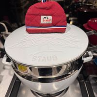 可能是鬆餅機和顯示的文字是「 staub staub eefrance STAUB 」的圖像