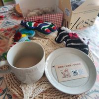 可能是咖啡杯、蕾絲和文字的圖像