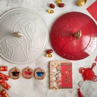 可能是顯示的文字是「 STAUB STAUB ජදම SYALID STALO 」的圖像