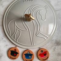 可能是顯示的文字是「 STAUB COO 」的圖像