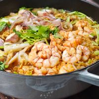可能是西班牙大鍋飯、義大利麵和蝦的圖像