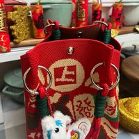 可能是餐巾環和顯示的文字是「 E ተእ 」的圖像