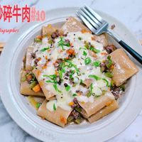 可能是粥、豆腐和顯示的文字是「水管麵佐乾炒碎牛肉 10 SC Leiphotographer Lei photographer 」的圖像