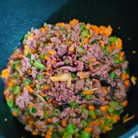 可能是炒飯和豆煮玉米的圖像