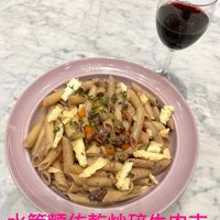 可能是義大利麵和顯示的文字是「水管麵佐乾炒碎牛肉末」的圖像
