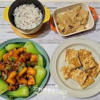 可能是豆腐和顯示的文字是「白 ክ STAUB 2 UB ELS STAUR JT JT料理學習日記2 」的圖像