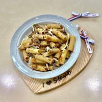 可能是義大利麵和顯示的文字是「 ЕТАСЯ SE staub 」的圖像