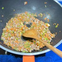 可能是西班牙大鍋飯、印度香料飯、北非小米飯和炒飯的圖像