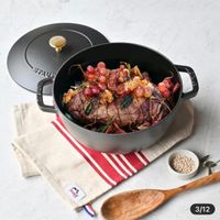 可能是肉排和顯示的文字是「 STAU STAU Sta staub 3/12 」的圖像