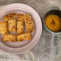 可能是豆腐和麵包棒的圖像