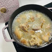 可能是粥和顯示的文字是「 STAUB 」的圖像