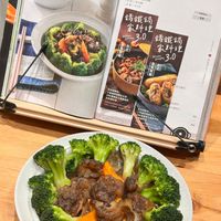 可能是燉小牛膝、香菇和文字的圖像