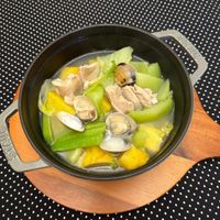 可能是顯示的文字是「 STAUB STAUB 」的圖像