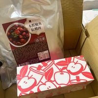 可能是‎蘋果和‎顯示的文字是「 ‎ሮሞዓ..። 本幫鲍魚 紅燒肉 須冷凍 보 سقي‎ 」‎‎ 的圖像