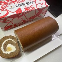 可能是‎甜點和‎顯示的文字是「 ‎COMEBUY COMEBUY و كدد‎ 」‎‎ 的圖像