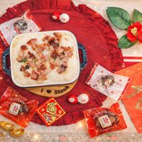 可能是炒麵和顯示的文字是「 STAUB STAUD 차 Staub HAPPYA NEW YEAR E ٤3 NEW HAPP NEWYEAR YEAR 家 有骨 Staab +10 」的圖像