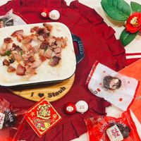 可能是火鍋、炒麵和顯示的文字是「 30 E2 CAA 3E 四 S STAU3 ABALS e Staub HAPPY NEW YBAR 發 平 === 3E ザ HAPPY NEW EAR 日 衣单Stab 」的圖像