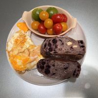 可能是黑麥麵包和櫻桃的圖像
