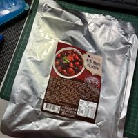 可能是巧克力棒、焗豆、茶和文字的圖像