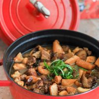 可能是豆腐、香菇和燉小牛膝的圖像