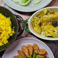 可能是炒飯、炸丸子和北非小米飯的圖像