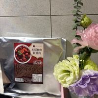 可能是‎茶、燕麥餅乾、千日紅和‎顯示的文字是「 ‎ال ش 本煎鮑魚 紅燒肉 須冷凍‎」‎‎ 的圖像