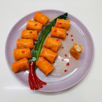 可能是豆腐、壽司和煙燻鮭魚的圖像