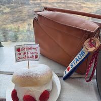 可能是草莓、蛋糕和顯示的文字是「お易 strawberry Strav berry milkcream milk Cream Sandwich STAUB STAUB STAUB 」的圖像