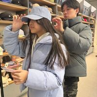 可能是一或多人、帽子、牛角扣大衣和羽絨外套的圖像