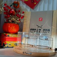 可能是顯示的文字是「 * STEAK SET STAUB 」的圖像