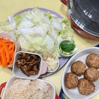可能是麵、豆腐、火鍋和文字的圖像