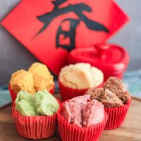 可能是戚風蛋糕、椰子馬卡龍、港式點心和顯示的文字是「春」的圖像