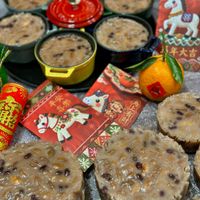 可能是‎蛋糕和‎顯示的文字是「‎年大吉 กร FAngFAng ا <Ang‎ 」‎‎ 的圖像