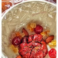 可能是草莓、甜點和文字的圖像